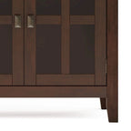 Buffet de salle à manger en pin massif 4 portes avec panneaux en verre – Marron roussâtre / Marron châtaigne foncé / Noir – Meuble simple