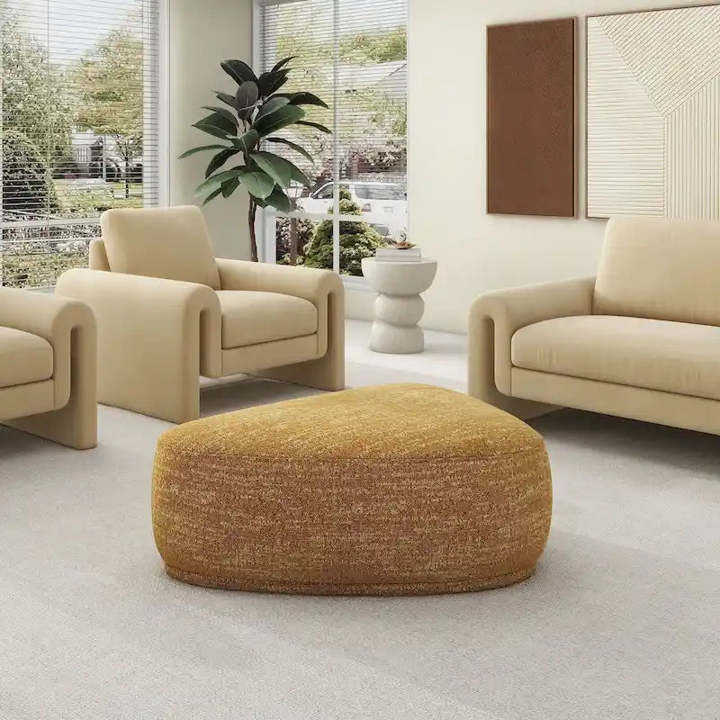 Pouf triangulaire arrondi jaune moutarde / havane – Style moderne, pour 1 à 2 personnes