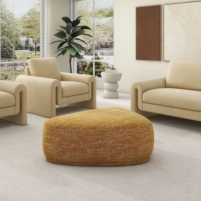 Pouf triangulaire arrondi jaune moutarde / havane – Style moderne, pour 1 à 2 personnes