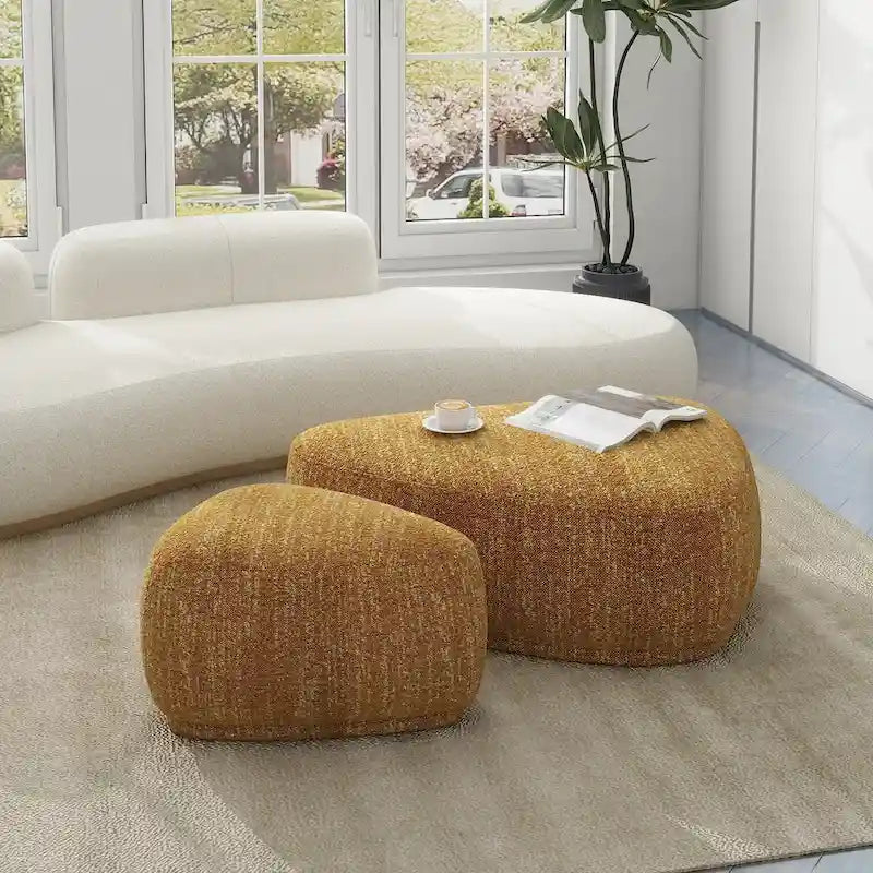Pouf triangulaire arrondi jaune moutarde / havane – Style moderne, pour 1 à 2 personnes