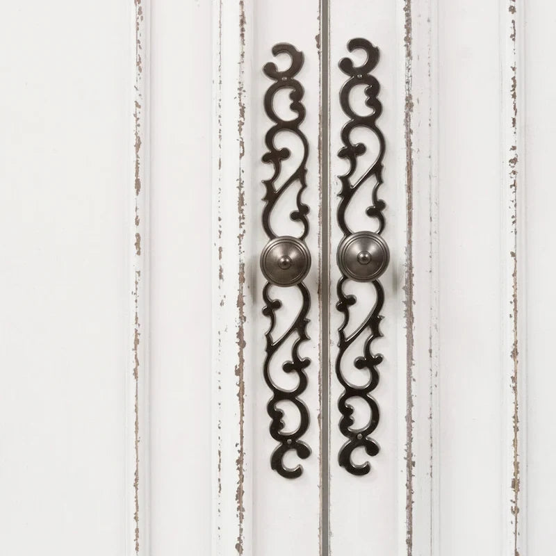 Armoire Blanche Antique avec Portes Enveloppantes et Étagères Réglables – Style Traditionnel Européen, Usage Familial