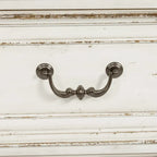 Armoire Blanche Antique avec Portes Enveloppantes et Étagères Réglables – Style Traditionnel Européen, Usage Familial