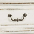 Armoire Blanche Antique avec Portes Enveloppantes et Étagères Réglables – Style Traditionnel Européen, Usage Familial